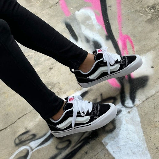 VANS POTATO DAMA NEGRA BLANCA INCLUYE CORDONES